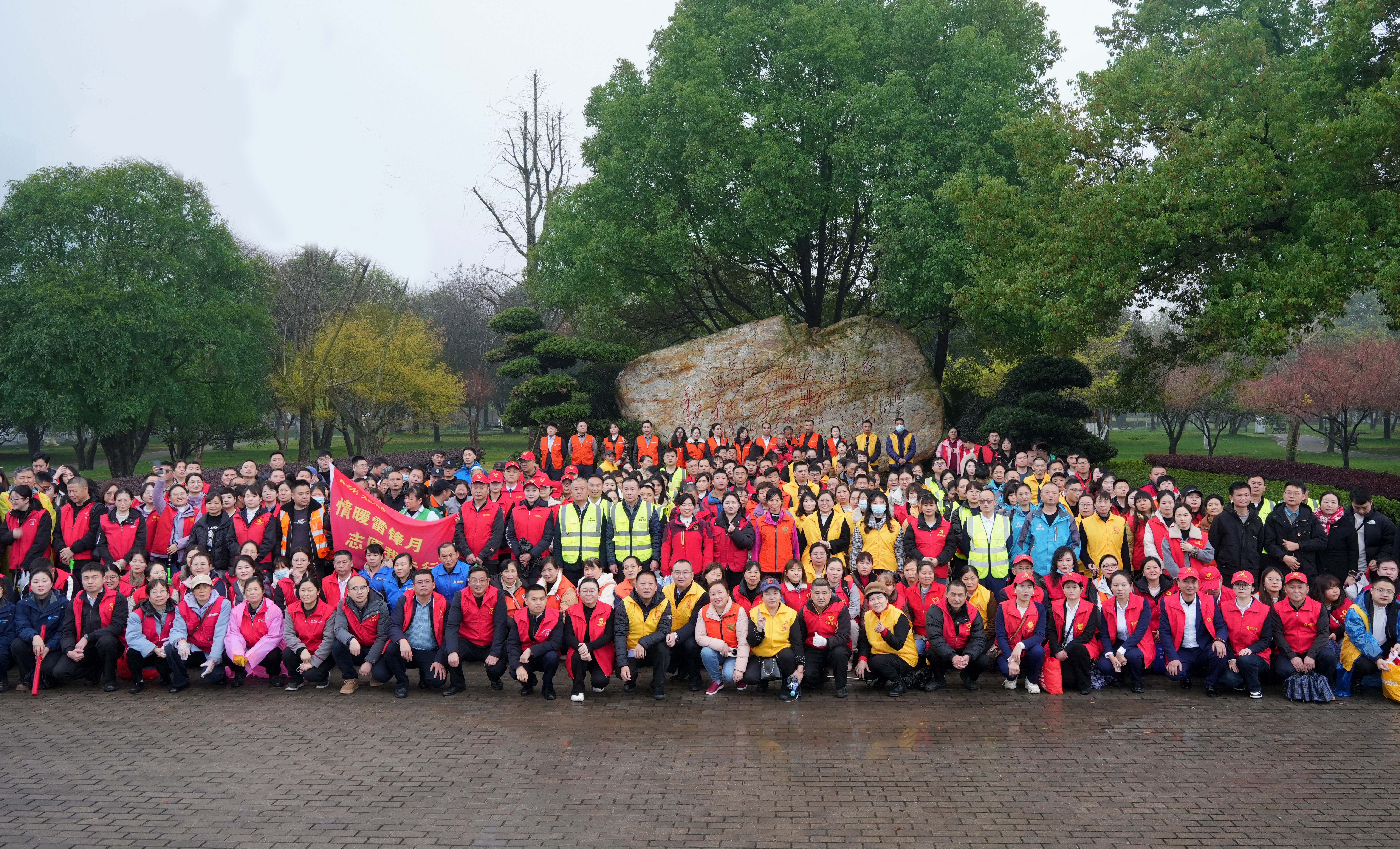 弘揚(yáng)雷鋒精神!十余名員工齊聚橘子洲頭助力公益(圖1) 微信圖片_20250318104213.jpg